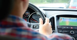 navegacion-auto-seguro-conducir-waze-ford-alertas